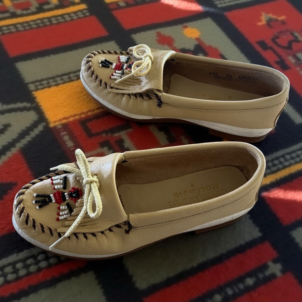 Minnetonka Tan / Beige Smooth Leather Moccasins w/ Beaded Thunderbird Design 7.5 - Picture 9 of 9